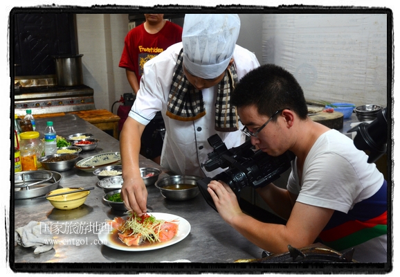 此次攝制組通過拍攝婺源代表名菜糊豆腐、粉蒸肉、荷包紅魚、賽鵝頸及地方小吃清明果、灰汁果、糯米子糕等來詮釋婺源美食經(jīng)典，展示婺源食文化，打造獨屬婺源的美食符號。