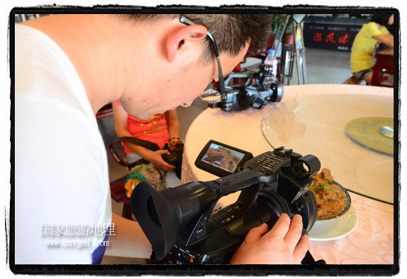 此次攝制組通過拍攝婺源代表名菜糊豆腐、粉蒸肉、荷包紅魚、賽鵝頸及地方小吃清明果、灰汁果、糯米子糕等來詮釋婺源美食經(jīng)典，展示婺源食文化，打造獨屬婺源的美食符號。