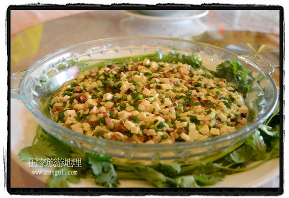 此次攝制組通過拍攝婺源代表名菜糊豆腐、粉蒸肉、荷包紅魚、賽鵝頸及地方小吃清明果、灰汁果、糯米子糕等來詮釋婺源美食經(jīng)典，展示婺源食文化，打造獨屬婺源的美食符號。