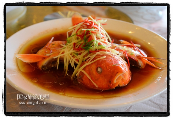 此次攝制組通過拍攝婺源代表名菜糊豆腐、粉蒸肉、荷包紅魚、賽鵝頸及地方小吃清明果、灰汁果、糯米子糕等來詮釋婺源美食經(jīng)典，展示婺源食文化，打造獨屬婺源的美食符號。