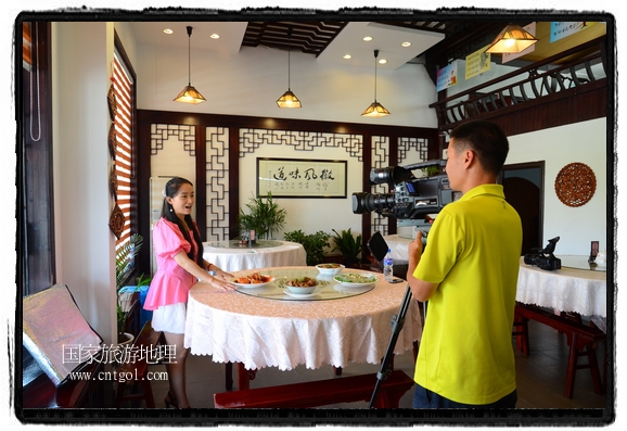 此次攝制組通過拍攝婺源代表名菜糊豆腐、粉蒸肉、荷包紅魚、賽鵝頸及地方小吃清明果、灰汁果、糯米子糕等來詮釋婺源美食經(jīng)典，展示婺源食文化，打造獨屬婺源的美食符號。