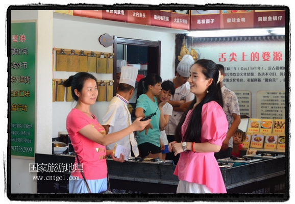 此次攝制組通過拍攝婺源代表名菜糊豆腐、粉蒸肉、荷包紅魚、賽鵝頸及地方小吃清明果、灰汁果、糯米子糕等來詮釋婺源美食經(jīng)典，展示婺源食文化，打造獨屬婺源的美食符號。