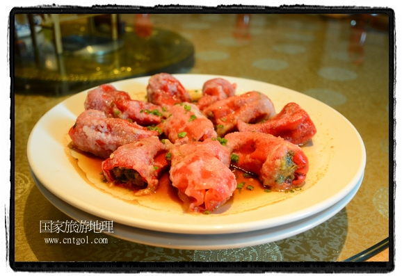 此次攝制組通過拍攝婺源代表名菜糊豆腐、粉蒸肉、荷包紅魚、賽鵝頸及地方小吃清明果、灰汁果、糯米子糕等來詮釋婺源美食經(jīng)典，展示婺源食文化，打造獨屬婺源的美食符號。