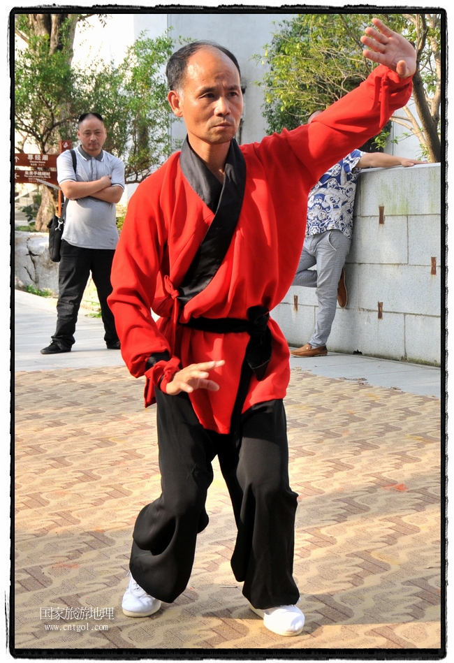 6月20日，小朋友們和中國武術(shù)愛好者們在江西省婺源縣熹園景區(qū)表演中國傳統(tǒng)的中國武術(shù)功夫，吸引許多游人前來駐足觀看。當(dāng)日是中國傳統(tǒng)的端午節(jié)，江西省婺源縣的中國武術(shù)愛好者們通過表演中國武術(shù)功夫，打太極，表演了少林棍、硬氣功、自選拳等少林寺功夫，讓孩子們從小學(xué)習(xí)中國武術(shù)，傳承中國武德，感受先人過端午的氛圍。