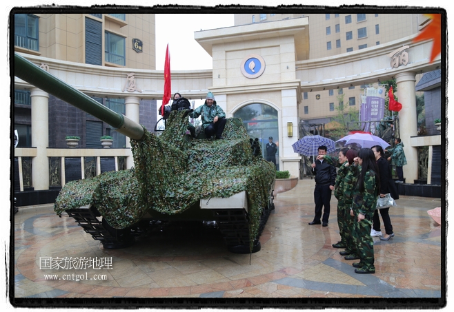 小區(qū)突然出現(xiàn)“飛機(jī)坦克”，其中殲15艦載戰(zhàn)斗機(jī)一架、99式主戰(zhàn)坦克一輛、武直-10武裝直升機(jī)一架，吸引了眾多市民雨中圍觀、合影。