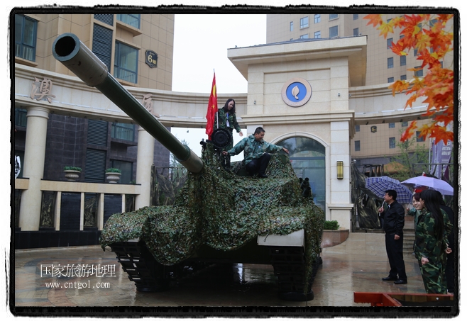 小區(qū)突然出現(xiàn)“飛機(jī)坦克”，其中殲15艦載戰(zhàn)斗機(jī)一架、99式主戰(zhàn)坦克一輛、武直-10武裝直升機(jī)一架，吸引了眾多市民雨中圍觀、合影。