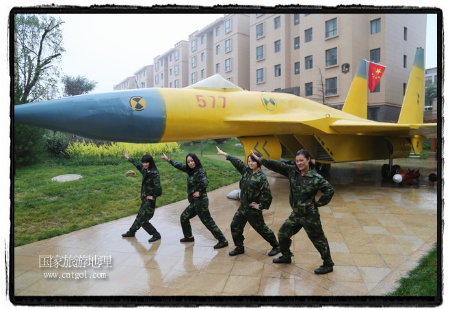 小區(qū)突然出現(xiàn)“飛機(jī)坦克”，其中殲15艦載戰(zhàn)斗機(jī)一架、99式主戰(zhàn)坦克一輛、武直-10武裝直升機(jī)一架，吸引了眾多市民雨中圍觀、合影。