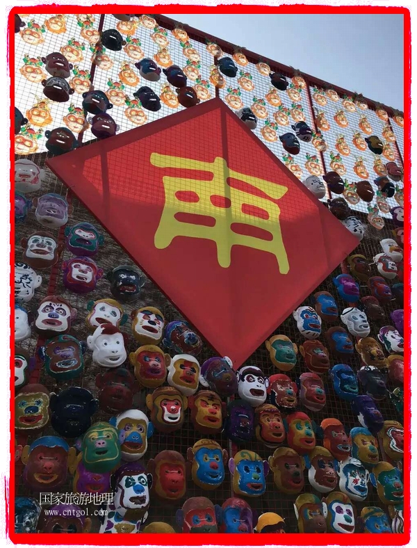 中國規(guī)模最大的猴面具彩繪在南潯古鎮(zhèn)展示。猴子真是今年最紅的動物。 