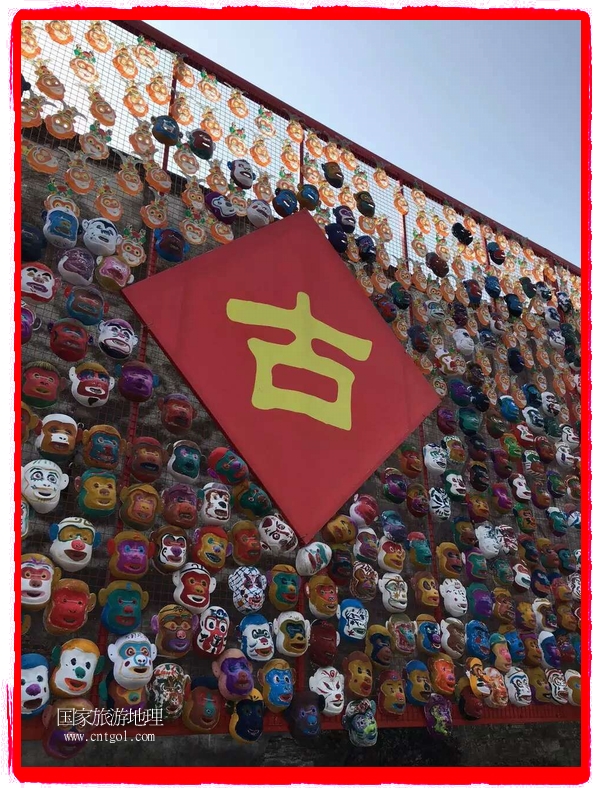 中國規(guī)模最大的猴面具彩繪在南潯古鎮(zhèn)展示。猴子真是今年最紅的動物。 
