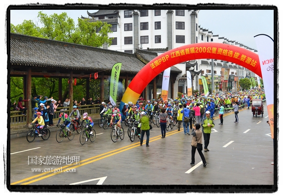 來(lái)自江西、安徽、浙江、福建等省市近千名選手參加了比賽，婺源賽道沿途的秀美風(fēng)光和徽派古村落，給參賽選手留下美好的印象。