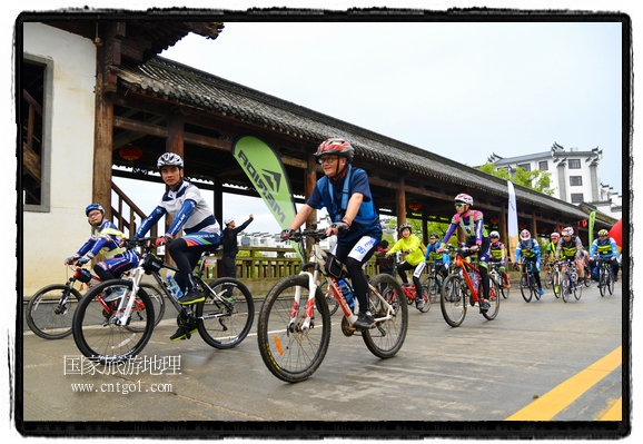 來(lái)自江西、安徽、浙江、福建等省市近千名選手參加了比賽，婺源賽道沿途的秀美風(fēng)光和徽派古村落，給參賽選手留下美好的印象。